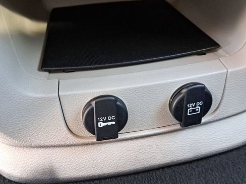 Used 2019 Dodge Grand Caravan SE w/ UConnect Hands-Free Group image 24