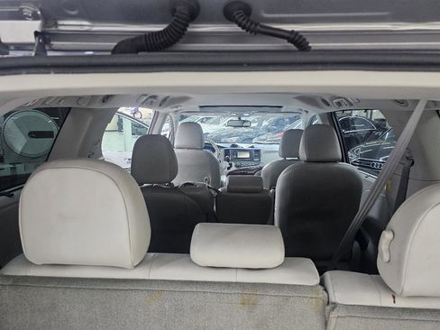 Used 2014 Toyota Sienna XLE FWD image 11