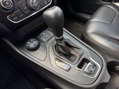 Used 2020 Jeep Cherokee Trailhawk w/ Comfort/Convenience Group AWD/4WD image 16