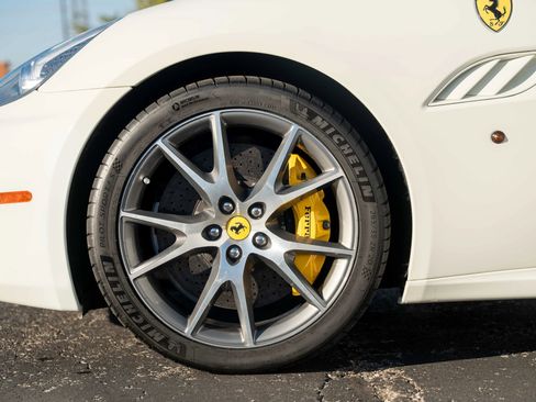 Used 2014 Ferrari California image 5