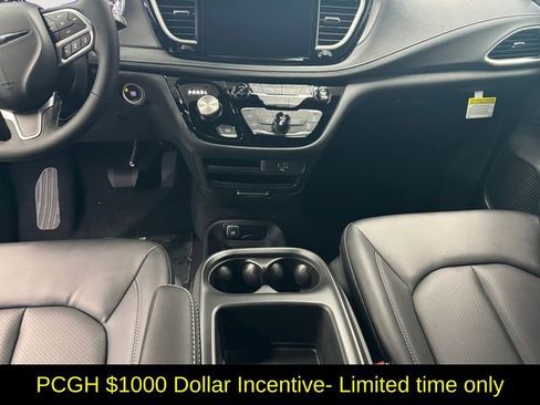 New 2026 Chrysler Pacifica Select image 13