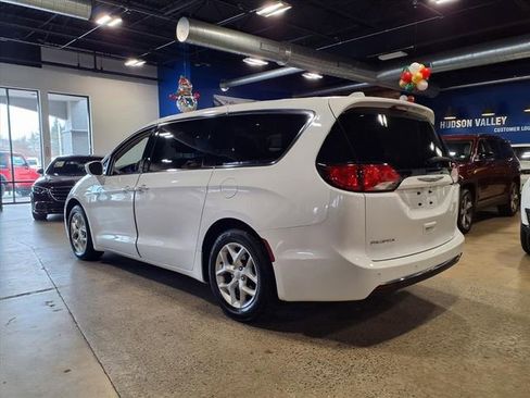 Used 2018 Chrysler Pacifica Touring Plus w/ Tire & Wheel Group image 5