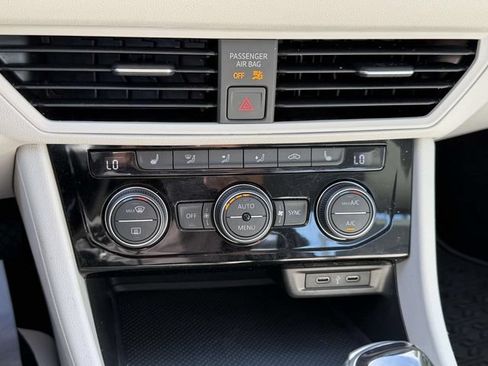 Certified 2023 Volkswagen Jetta SE w/ Panoramic Sunroof Package FWD image 33