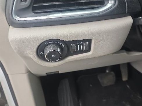 Used 2019 Chrysler Pacifica Touring-L Plus w/ Tire & Wheel Group FWD image 6