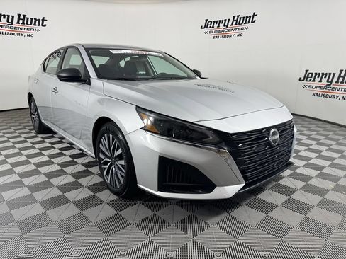 Used 2025 Nissan Altima 2.5 SV FWD image 5