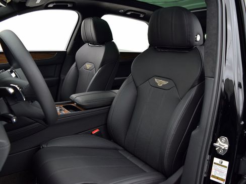 Certified 2021 Bentley Bentayga Plug-In Hybrid AWD/4WD image 19