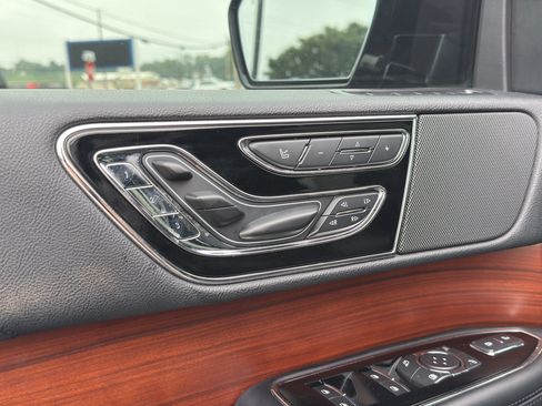 Used 2019 Lincoln Navigator Reserve AWD/4WD image 25