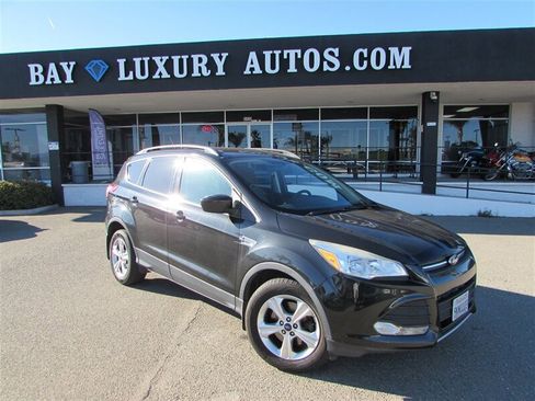 Used 2015 Ford Escape SE w/ Equipment Group 201A image 1