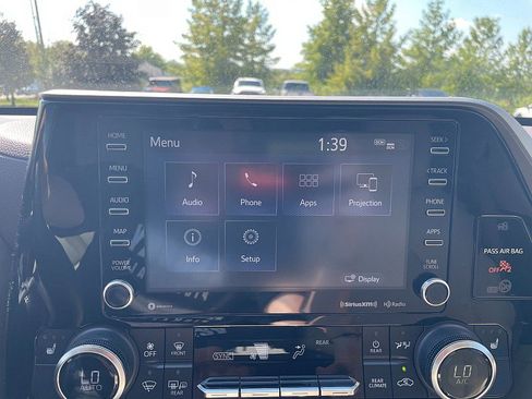 Used 2022 Toyota Highlander XLE image 25