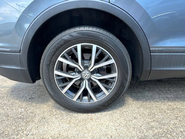 Used 2019 Volkswagen Tiguan SEL R-Line AWD/4WD image 32