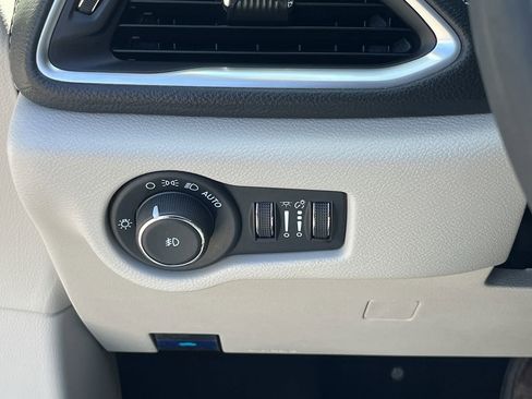 Used 2024 Chrysler Pacifica Limited FWD image 17
