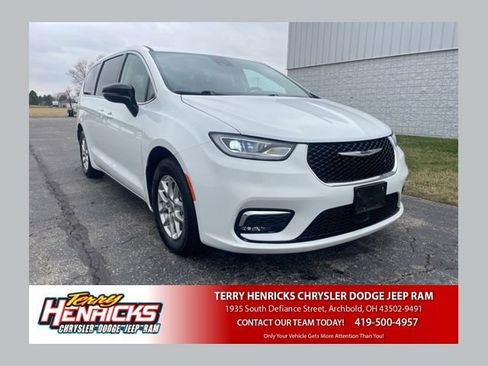 Used 2024 Chrysler Pacifica Touring-L FWD image 1