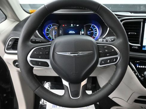 Used 2024 Chrysler Pacifica Select image 32