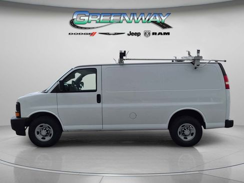 Used 2017 Chevrolet Express 2500 RWD image 2