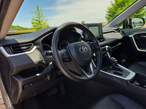 Used 2020 Toyota RAV4 XLE Premium FWD image 2