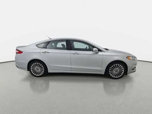 Used 2016 Ford Fusion Titanium image 2