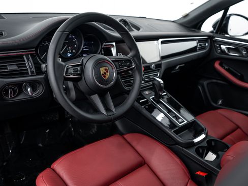 Certified 2026 Porsche Macan AWD/4WD image 4
