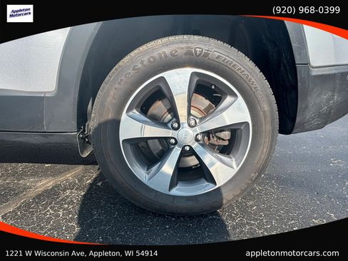 Used 2019 Jeep Cherokee Limited w/ Technology Group AWD/4WD image 14