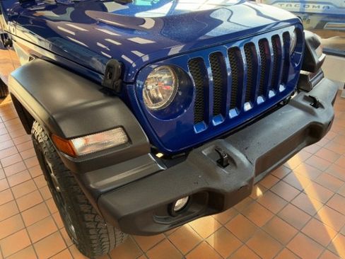 Used 2018 Jeep Wrangler Unlimited Sport image 2