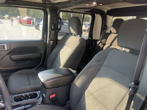 Used 2023 Jeep Gladiator Sport image 8