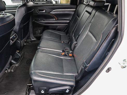 Used 2018 Toyota Highlander Limited FWD image 10