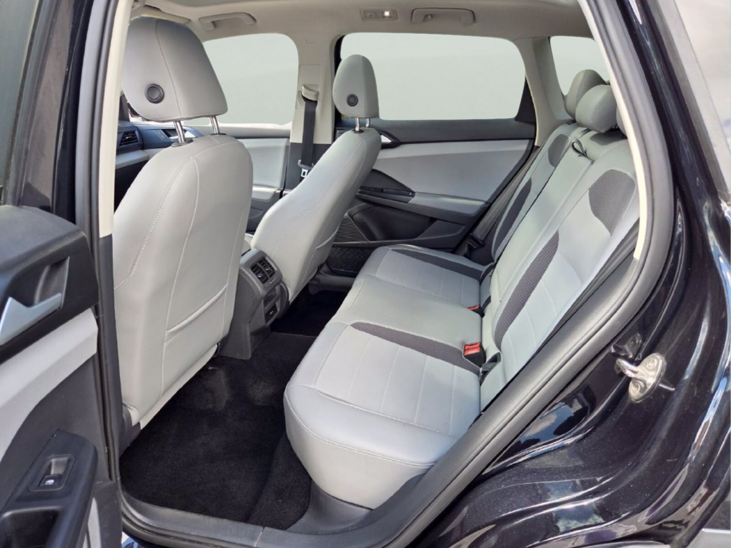 Used 2022 Volkswagen Taos SE w/ Panoramic Sunroof Package FWD image 11