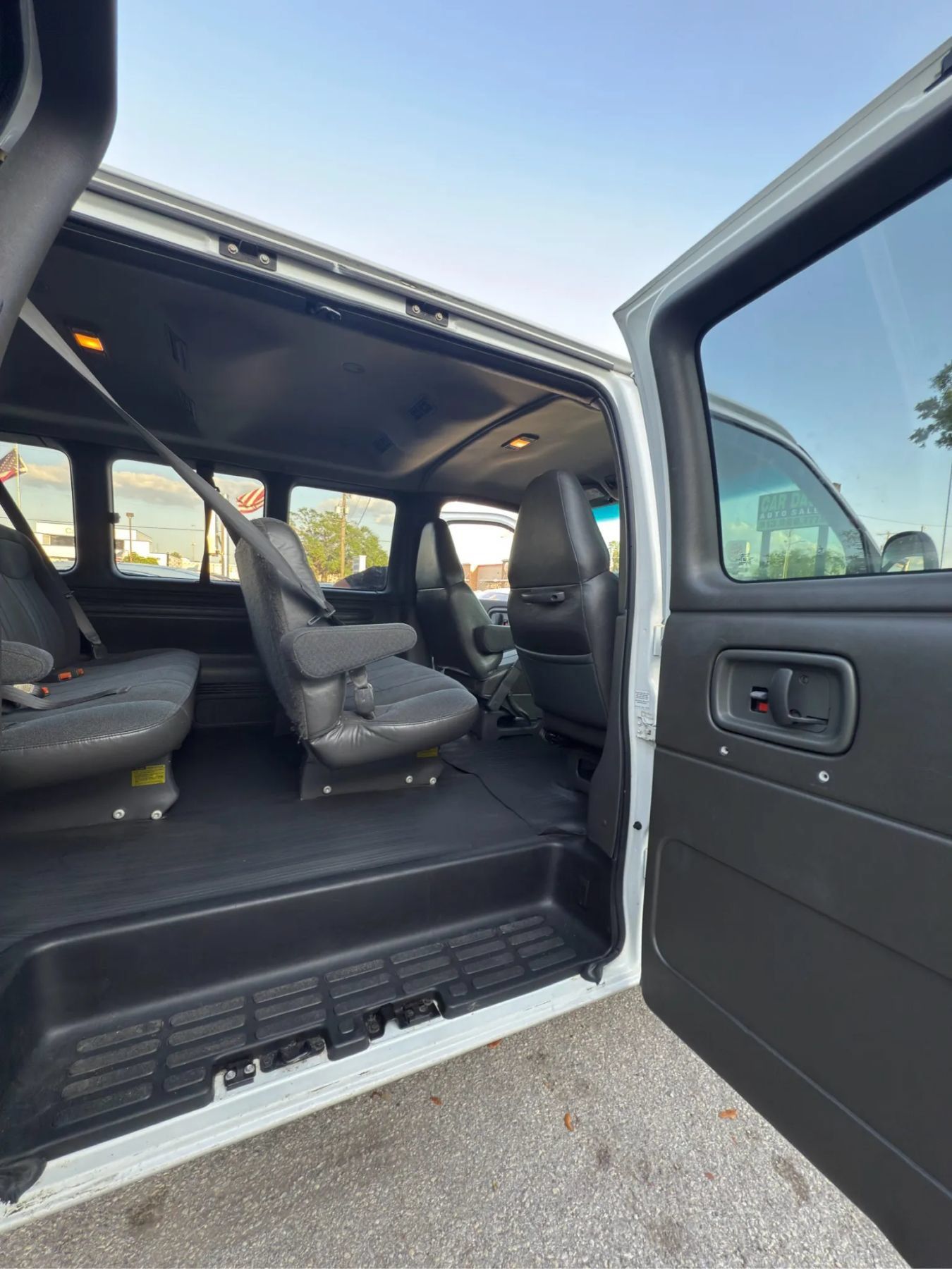 Used 2002 Chevrolet Express 3500 Extended Passenger RWD image 9