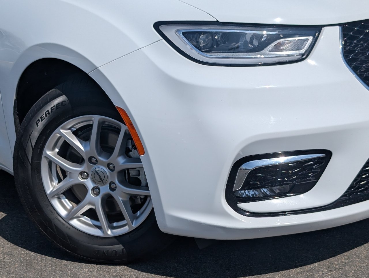 Used 2024 Chrysler Pacifica Touring-L FWD image 11