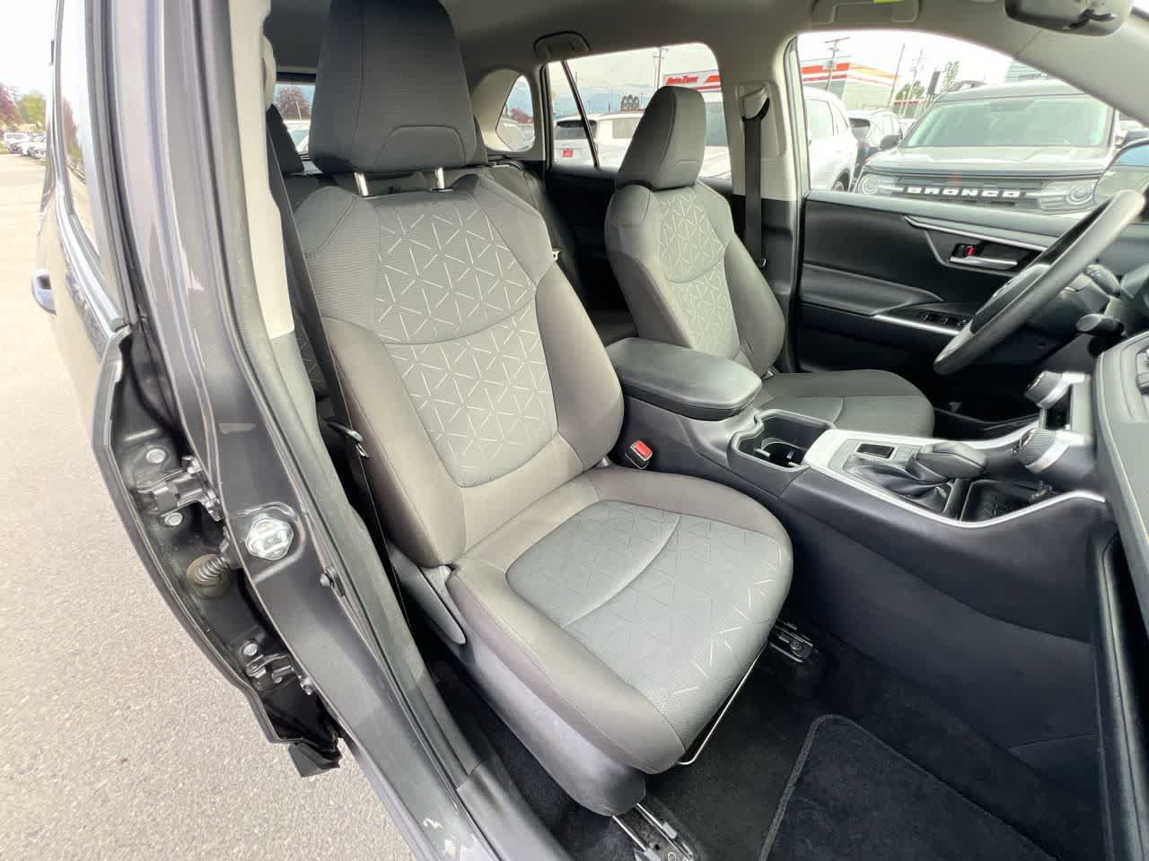 Used 2025 Toyota RAV4 XLE AWD/4WD image 28