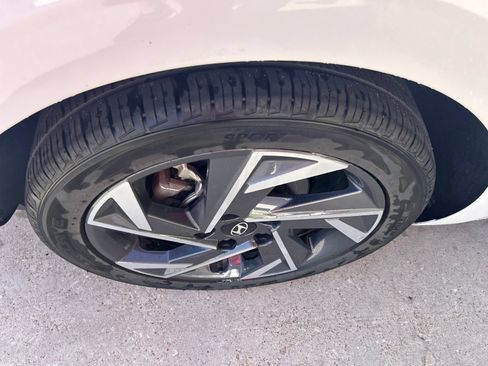 Used 2025 Hyundai Elantra Limited FWD image 8
