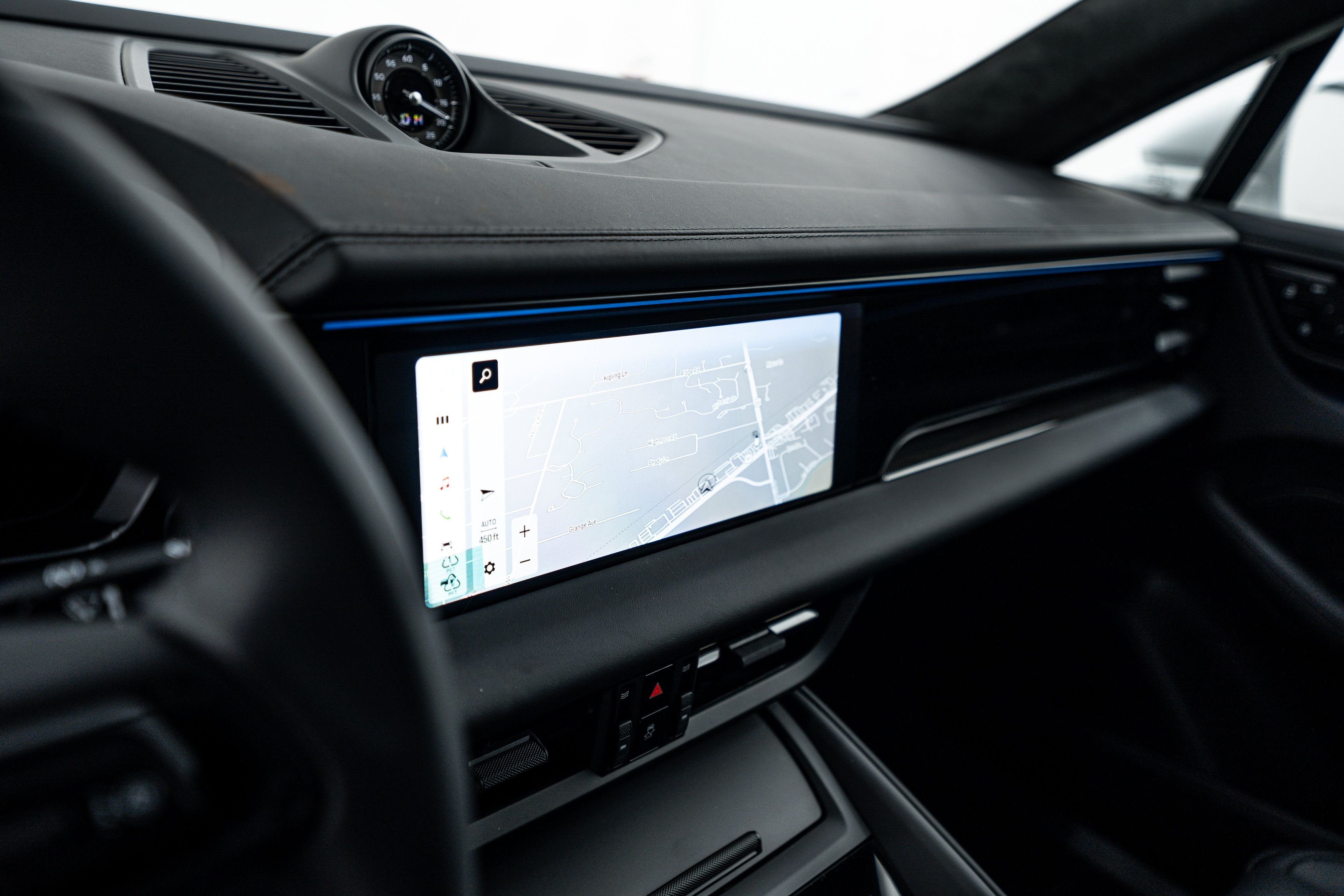 Certified 2025 Porsche Macan Turbo Electric AWD/4WD image 15