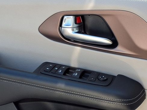 Used 2023 Chrysler Voyager LX FWD image 17