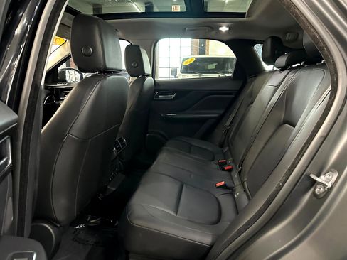 Used 2017 Jaguar F-PACE Premium image 21