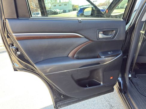 Used 2015 Toyota Highlander Limited image 22