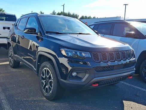 New 2026 Jeep Compass Trailhawk w/ Sun, Sound & Navigation Group AWD/4WD image 3