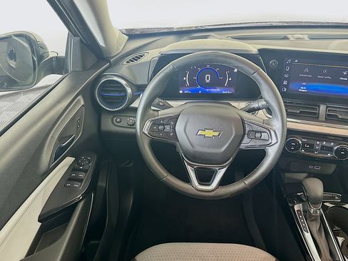 Used 2025 Chevrolet Trax LT w/ LT Convenience Package image 17