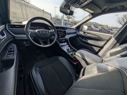 Used 2023 Jeep Grand Cherokee Altitude image 6