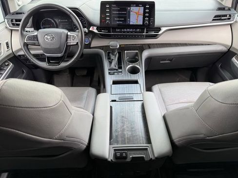 Used 2021 Toyota Sienna Limited image 10