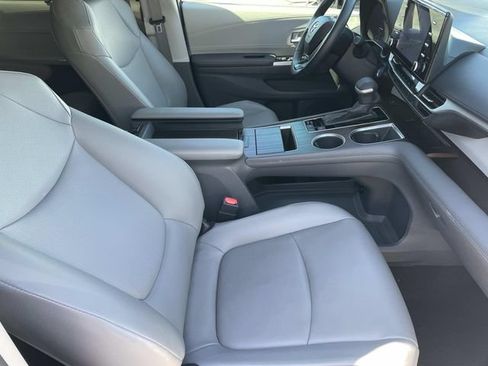 Used 2022 Toyota Sienna XLE w/ XLE Plus Package FWD image 36