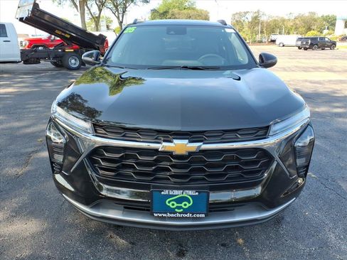 Used 2025 Chevrolet Trax LT FWD image 2