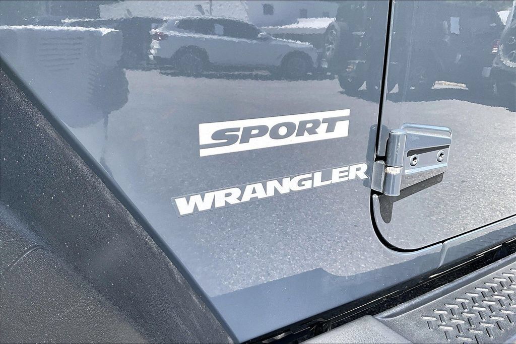 Used 2017 Jeep Wrangler Sport w/ Connectivity Group AWD/4WD image 22