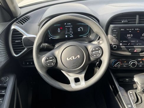 Used 2025 Kia Soul LX w/ LX Technology Package FWD image 25