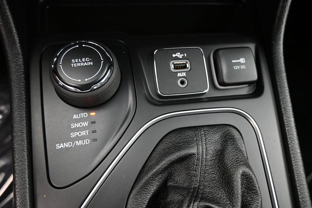 Used 2021 Jeep Cherokee Latitude Lux w/ Comfort/Convenience Group AWD/4WD image 13