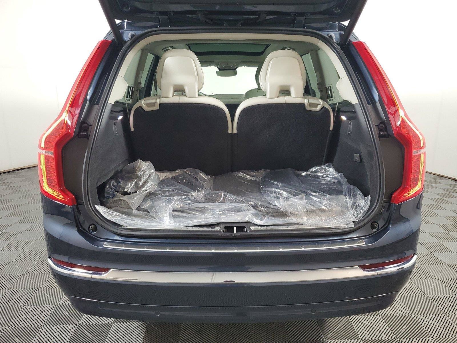 Certified 2024 Volvo XC90 T8 Plus AWD/4WD image 6