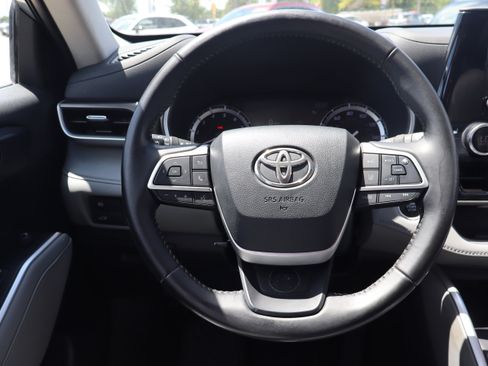 Used 2022 Toyota Highlander XLE AWD/4WD image 17
