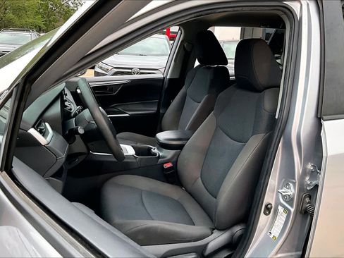 Used 2022 Toyota RAV4 LE image 7