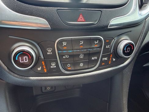 Used 2018 Chevrolet Equinox LT w/ Sun & Infotainment Package FWD image 5