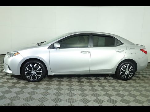 Used 2015 Toyota Corolla LE image 12