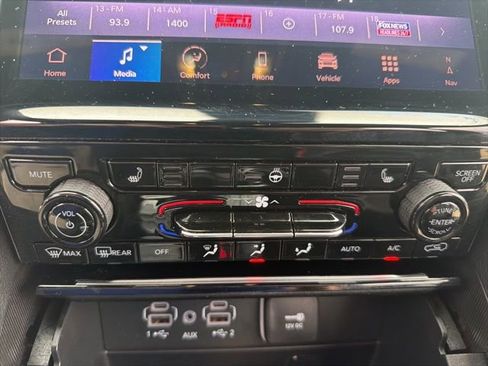 Used 2025 Jeep Grand Cherokee Limited AWD/4WD image 24