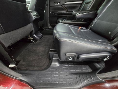 Used 2015 Toyota Highlander XLE FWD image 13